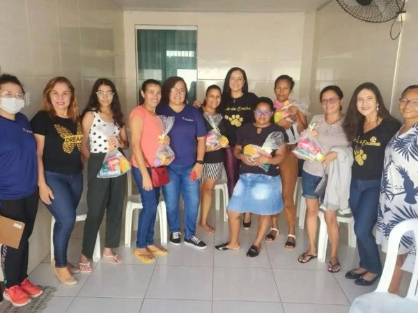 Visita das mulheres do Clube das Oncinhas, com doação de kits de higiene pessoal
